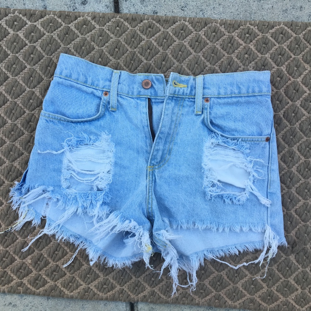 BRANDY MELVILLE - JOHN GOLT DENIM SHORTS M